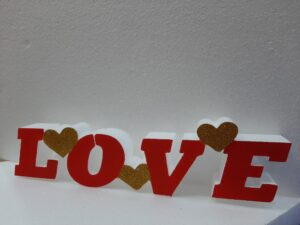 SCRITTA LOVE CON CUORICINI  SAN VALENTINO  IN POLISTIROLO