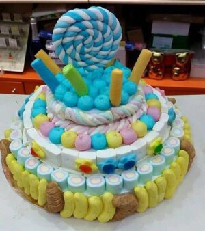 TORTA DI CARAMELLE ROTONDA 3 PIANI CON GIRANDOLA