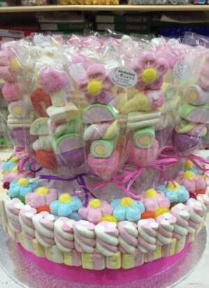 TORTA DI CARAMELLE CON SPIEDINI DI MARSHMALLOW