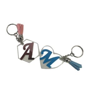 PORTACHIAVE CON INIZIALE E CIONDOLO COLORATO